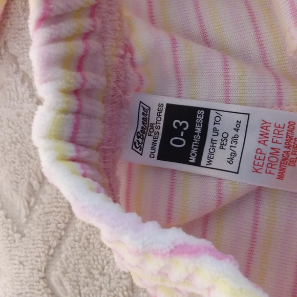 Velour outfit with frilly edging - Picture 7 of 7